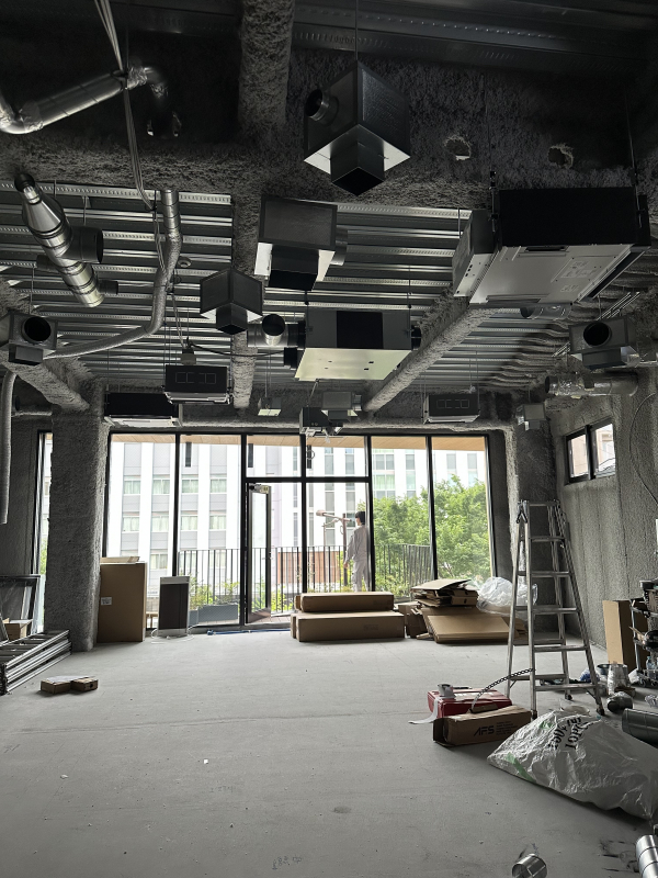 内装工事が開始されました